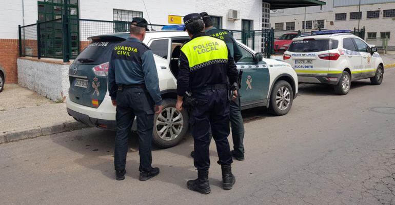 Momento de la detención del hombre acusado de robo en Alcaudete.