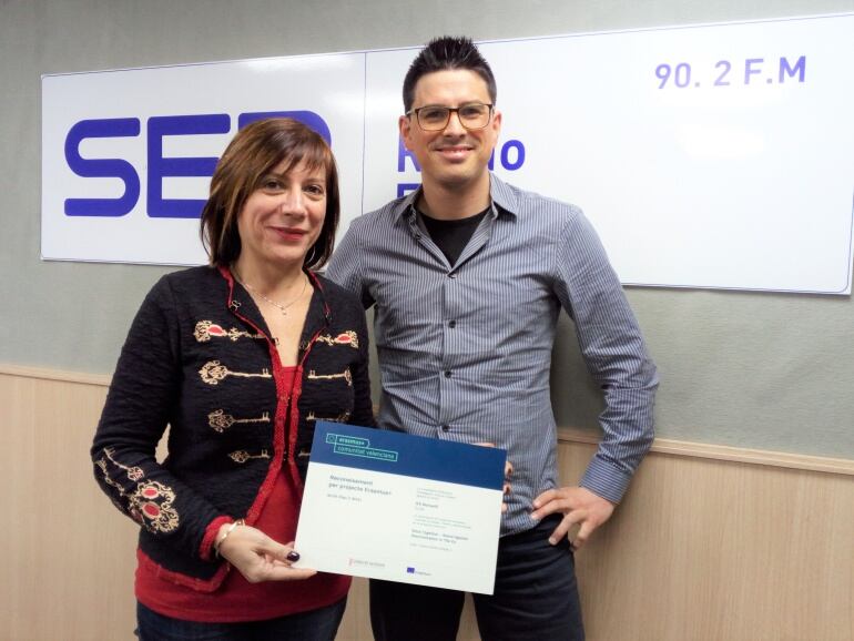 Ana Mª Esteve, directora del IES Monsatil, juntoa a Oliver, profesor alemán, en el programa Vinalopó hoy por hoy, mostrando el diploma concedido por la Conselleria de Educación en reconocimiento al proyecto Erasmus+ “Stick Together”.