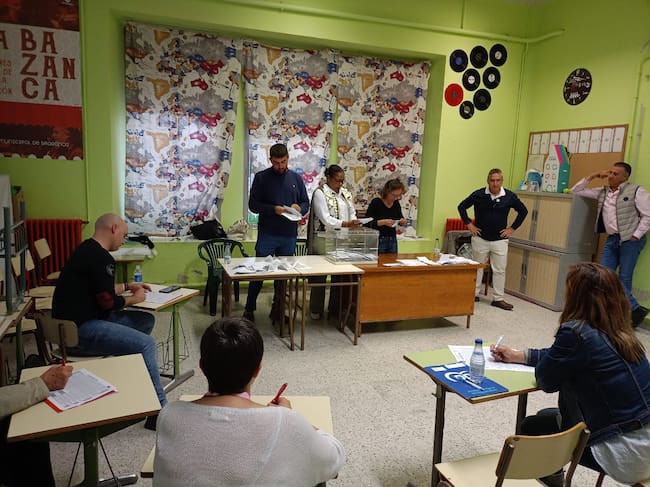 Recuento de votos en una mesa electoral en Cuéllar