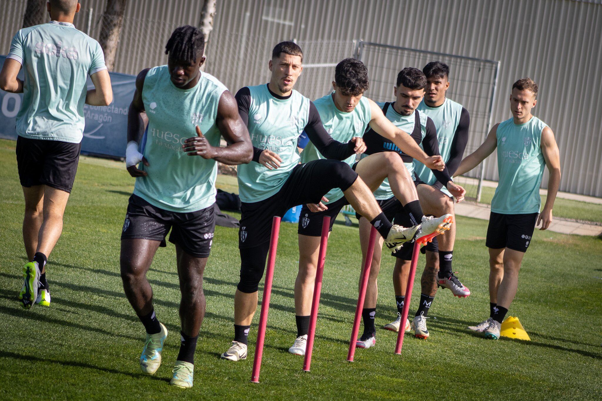 Samuel Obeng y el resto de compañeros en un entrenamiento de la SD Huesca