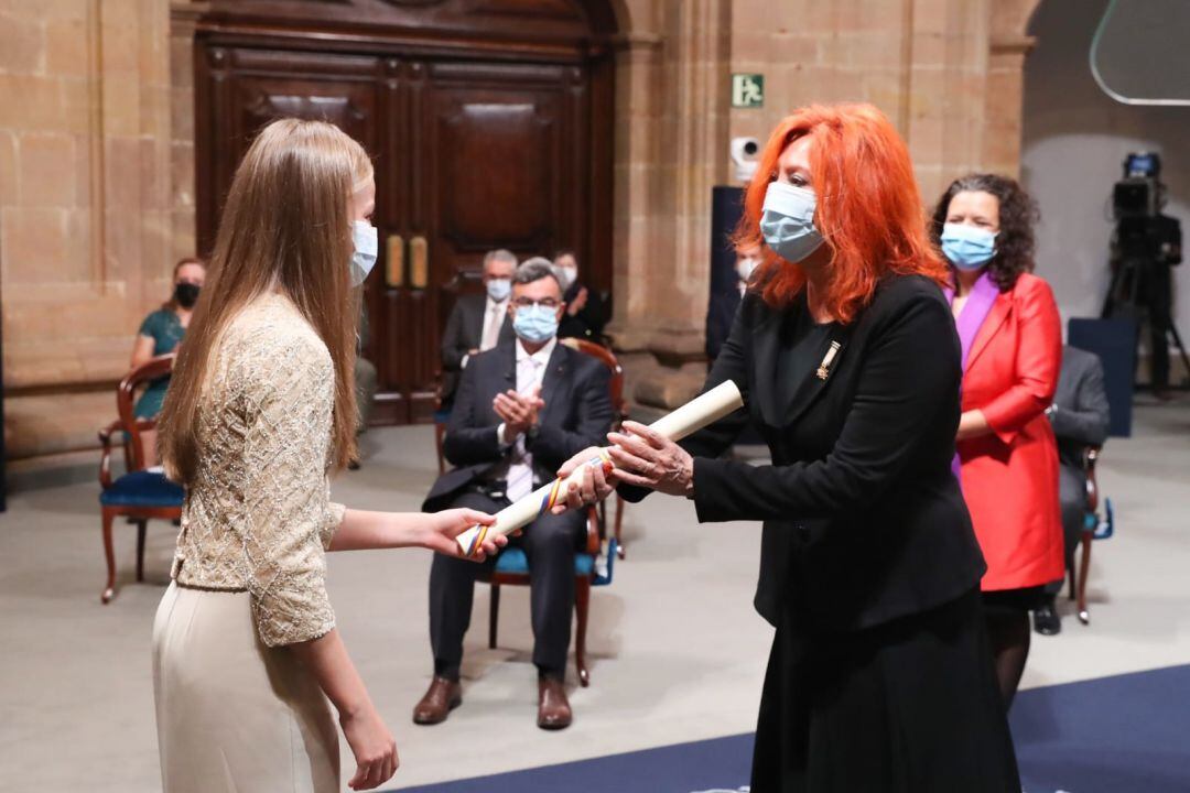 Sheila Cremschi recibe el Premio de manos dela Princesa de Asturias