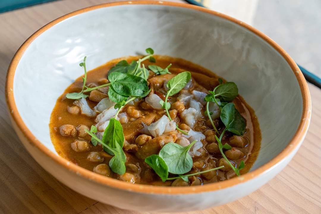 Garbanzos con chocos y tartar de langostinos de la Cruz Blanca