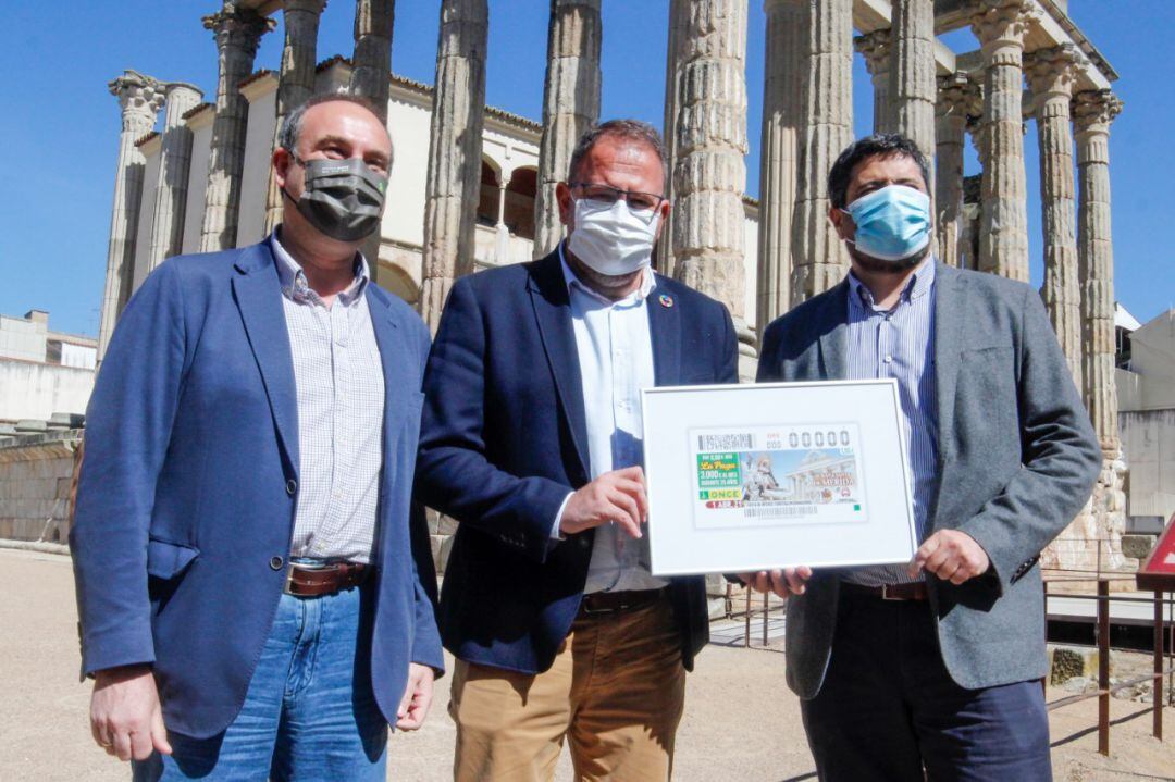 El alcalde de Mérida acompañado de representantes de la ONCE con el cupón que saldrá el Jueves Santo