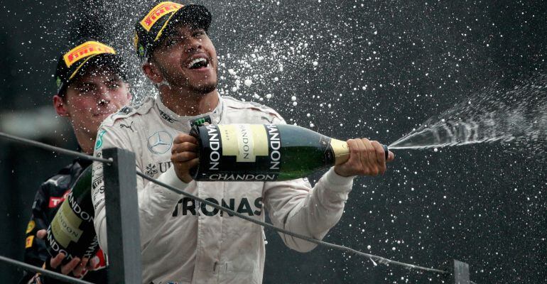 Lewis Hamilton, en el podio del último Gran Premio de Brasil.