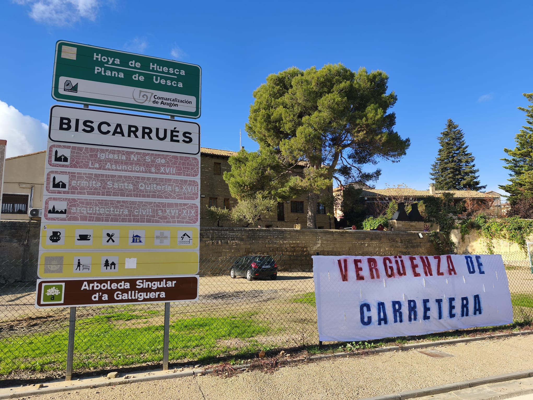 Carteles de protesta en Biscarrués