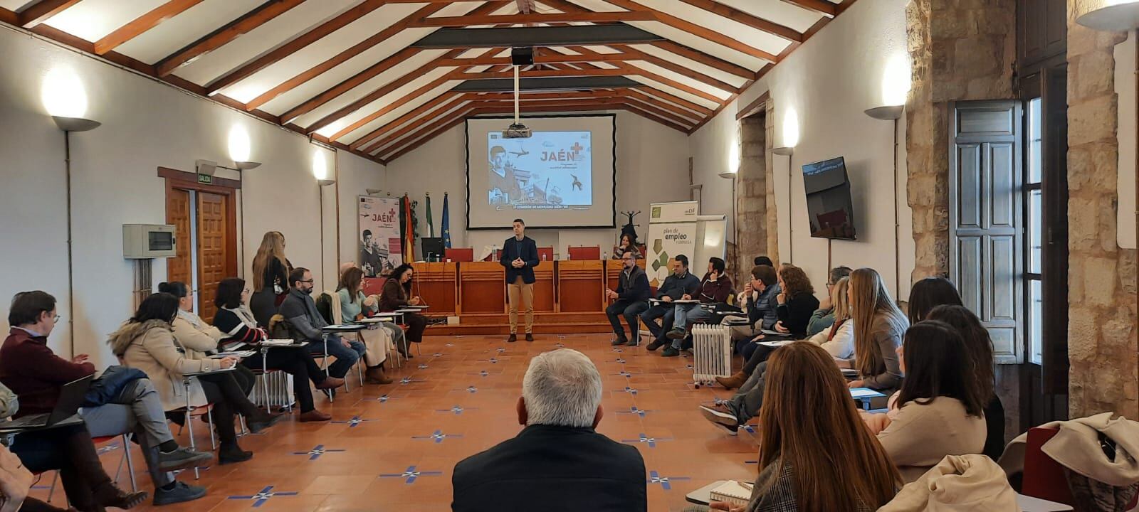 Luis Carmona, diputado de Empleo y Empresa, se dirige a los asistentes a una charla del programa Jaén+.