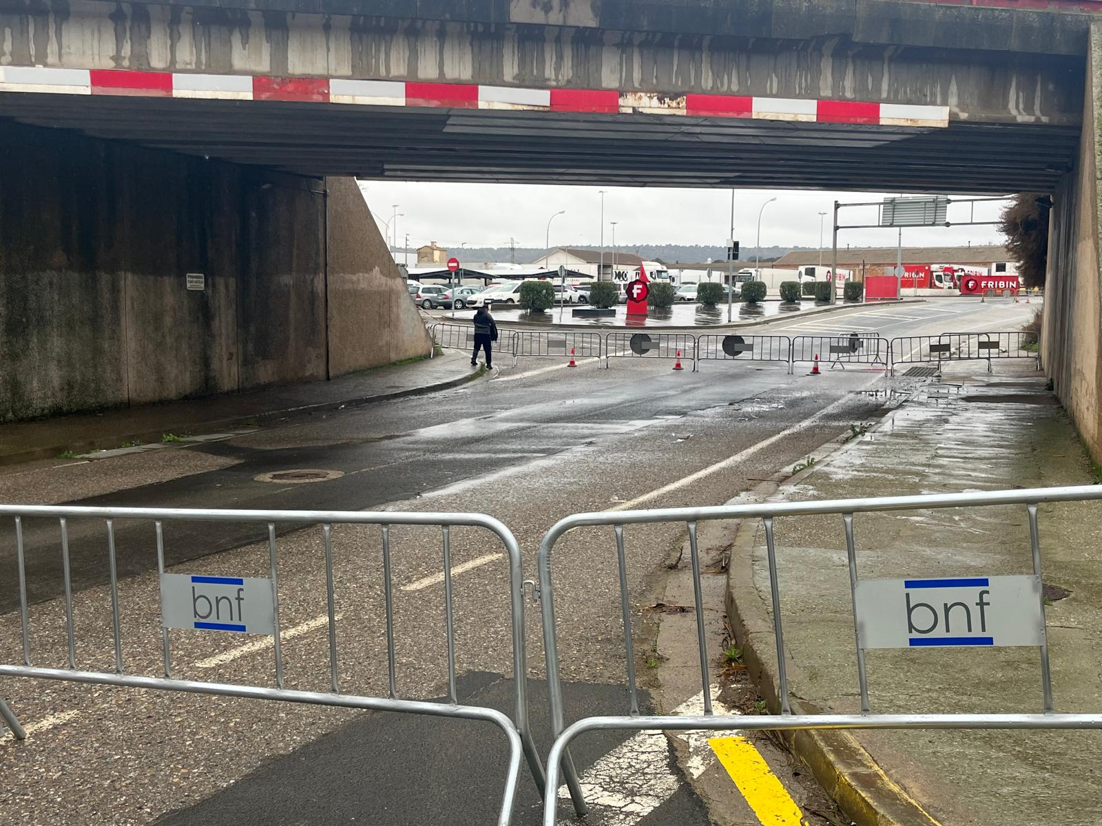 Túnel cerrado al tráfico de vehículos en la entrada y salida de Binéfar por la N-240.