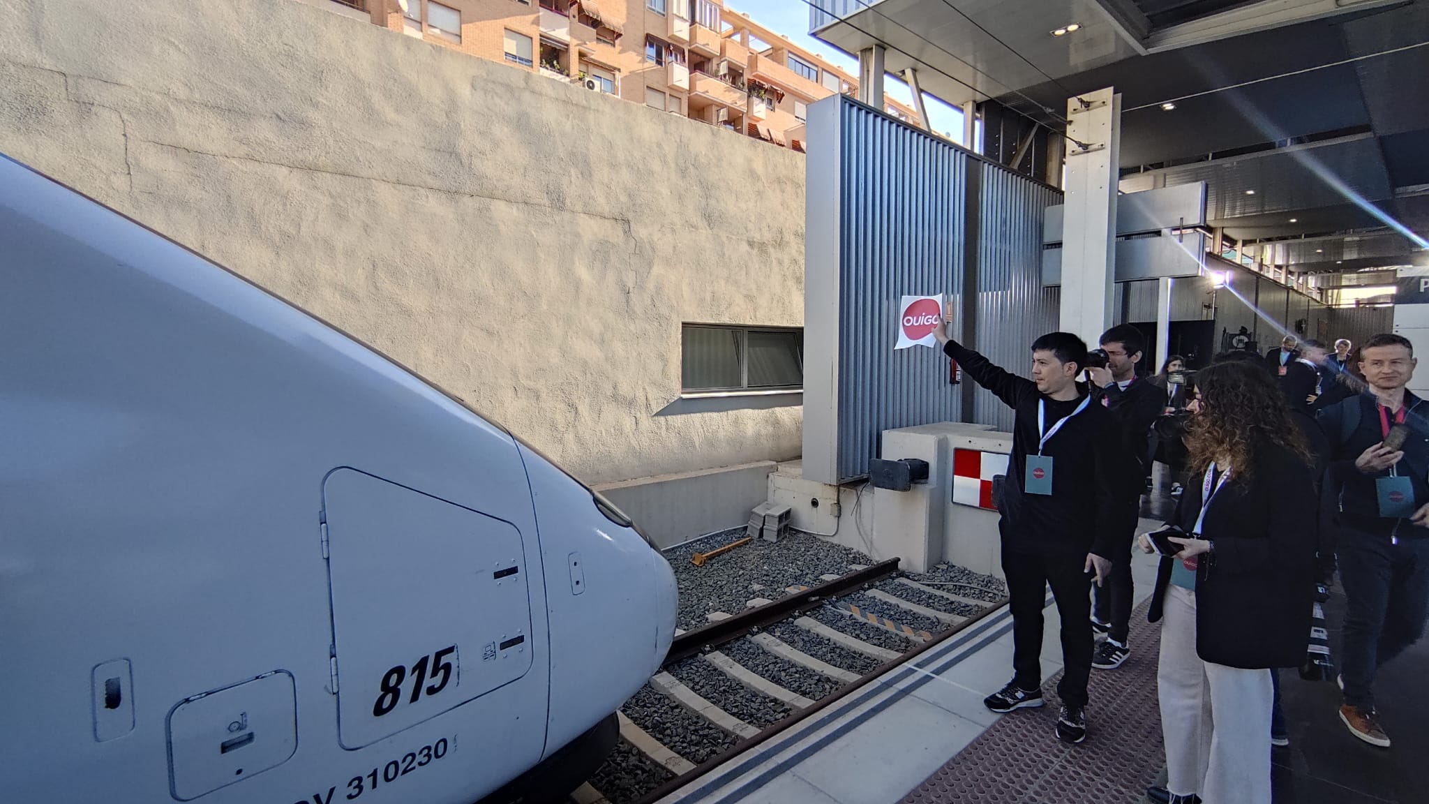 Un operario de Ouigo recibiendo el primer tren de la operadora que llega a Alicante