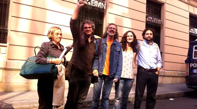 Los imputados por el 25-S celebran el archivo de la causa a la salida de la Audiencia Nacional