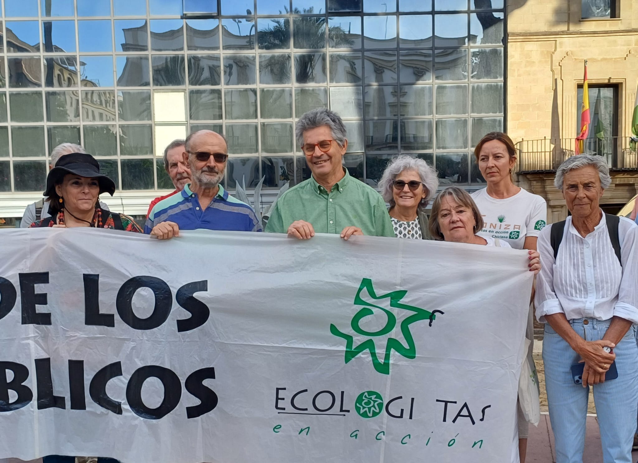 Juan Clavero junto a miembros de Ecologistas en Acción en la Audiencia provincial con sede en Jerez