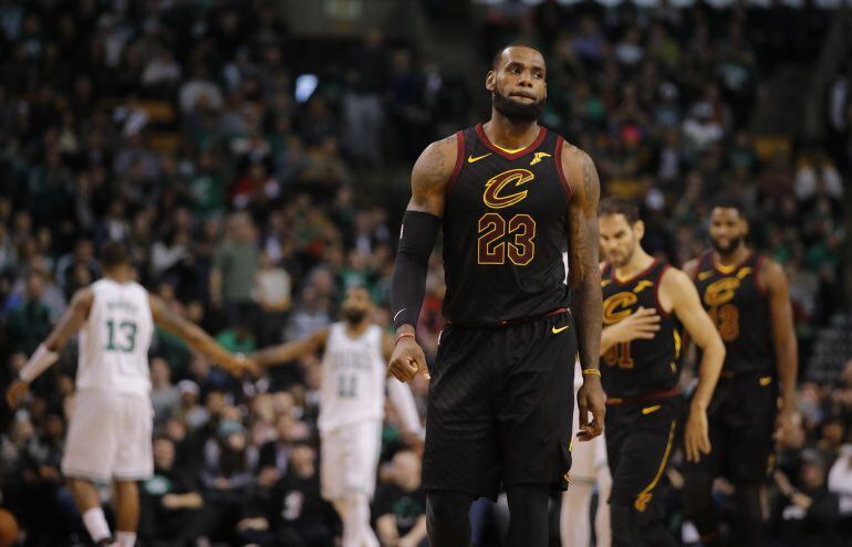 Lebron James durante el encuentro de Cleveland Cavaliers con Boston Celtics