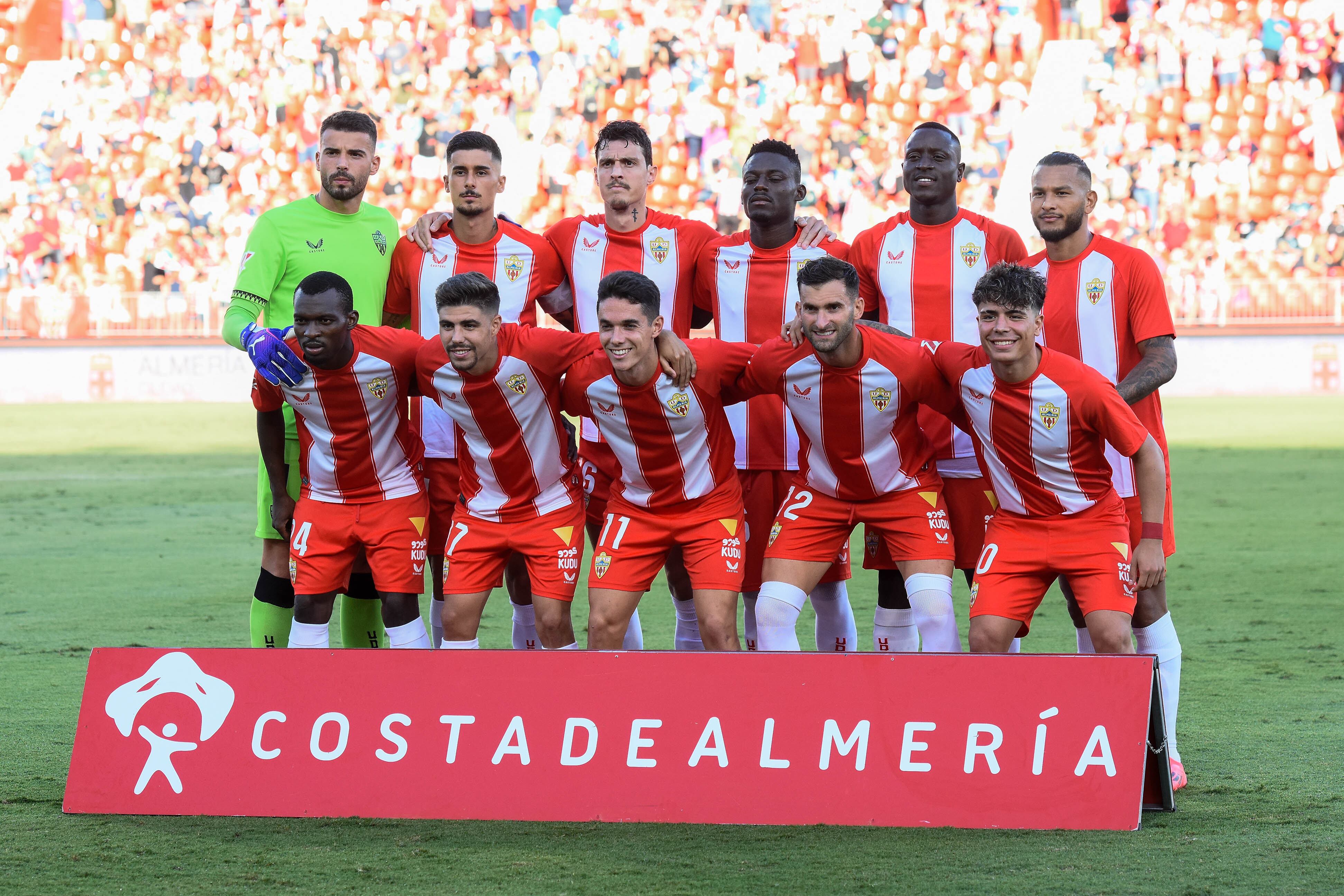 El equipo titular del Almería en el partido del pasado sábado en el Estadio de los Juegos Mediterráneos ante el Burgos.