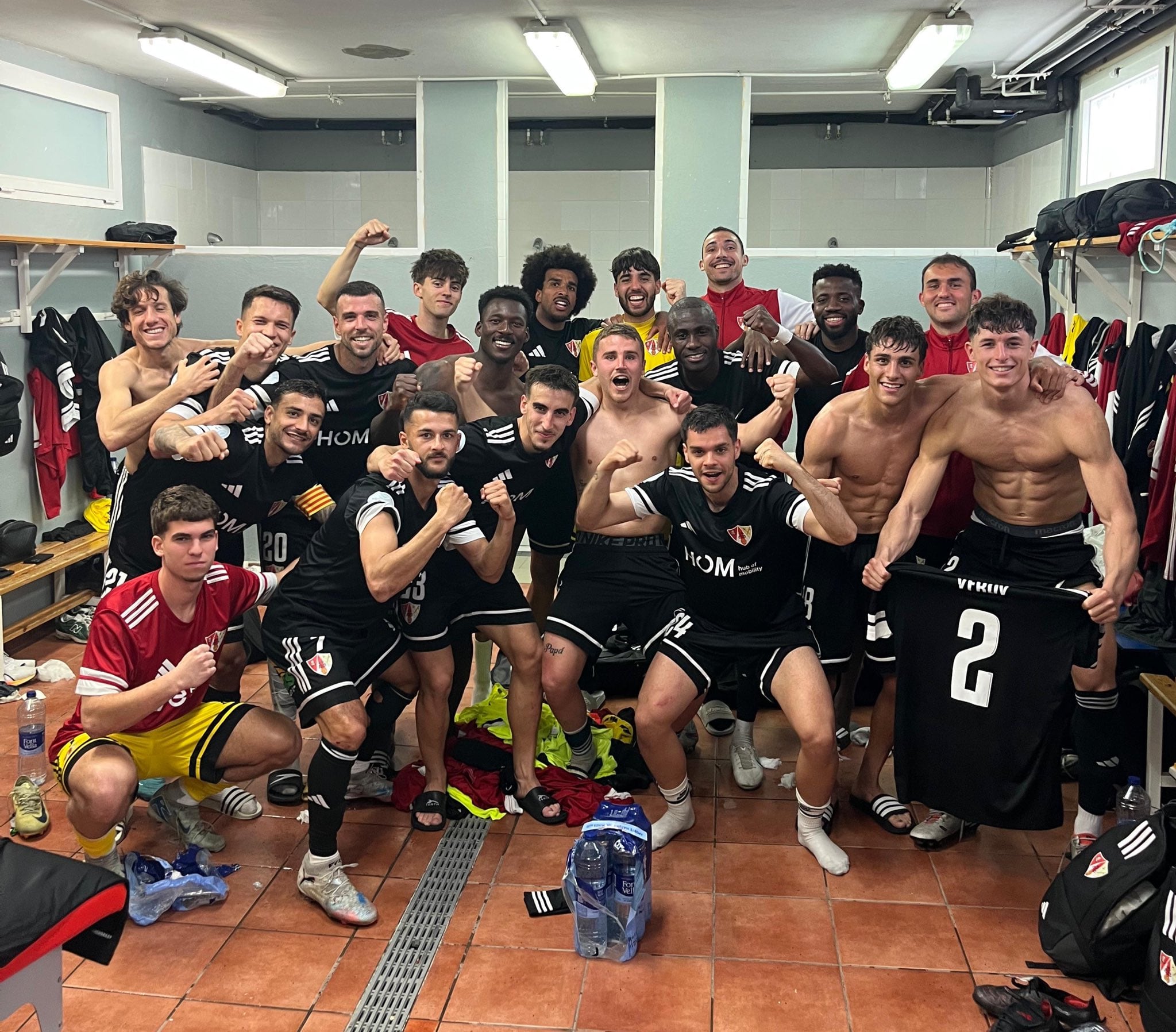 La UD Barbastro celebra el triunfo en Ibiza