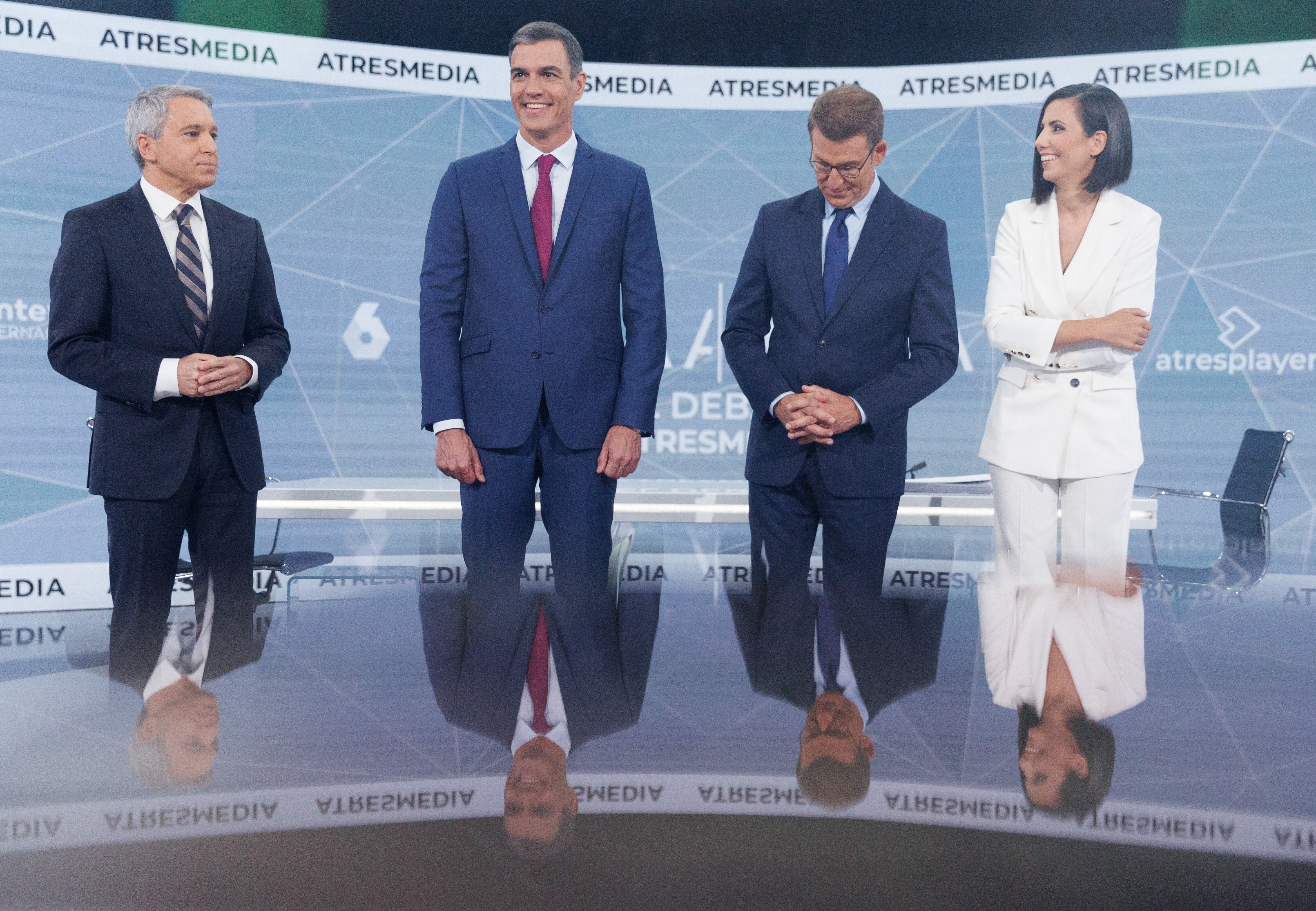 Vicente Vallés y Ana Pastor junto a Pedro Sánchez y Alberto Núñez Feijóo en el debate.