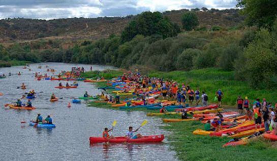 Palistas iniciando un descenso al río.