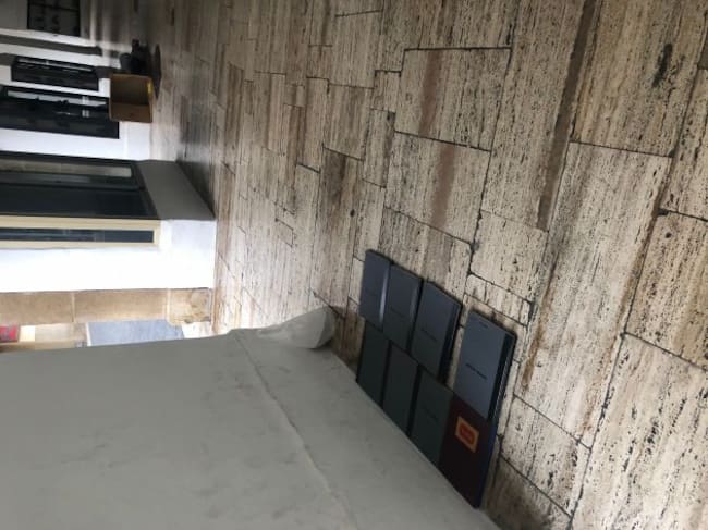 Detalle del "colchón", utilizado por las personas sin hogar que duermen en los soportales de la catedral de Murcia