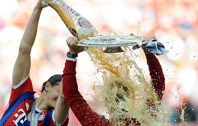 Daniel van Buyten tira un vaso de cerveza por la cabeza a Guardiola, que se protege con la ensaladera