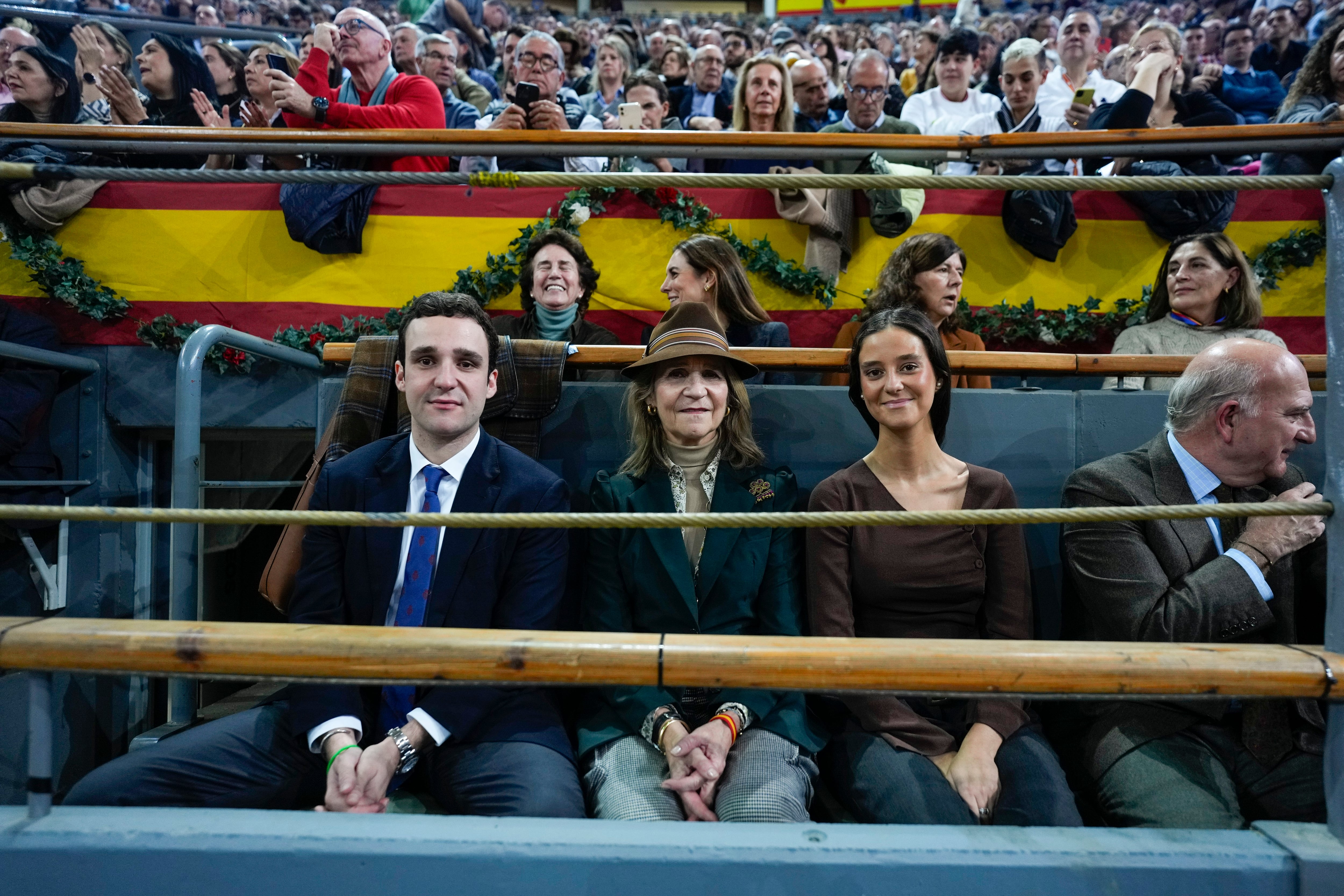 MADRID, 01/12/2024.- La infanta Elena (c) y sus hijos, Felipe Juan Froilán y Victoria Federica, en el festival taurino en favor por los damnificados por la dana, en diciembre de 2024 en la plaza de Vistalegre, en Madrid. EFE/ Borja Sanchez-trillo