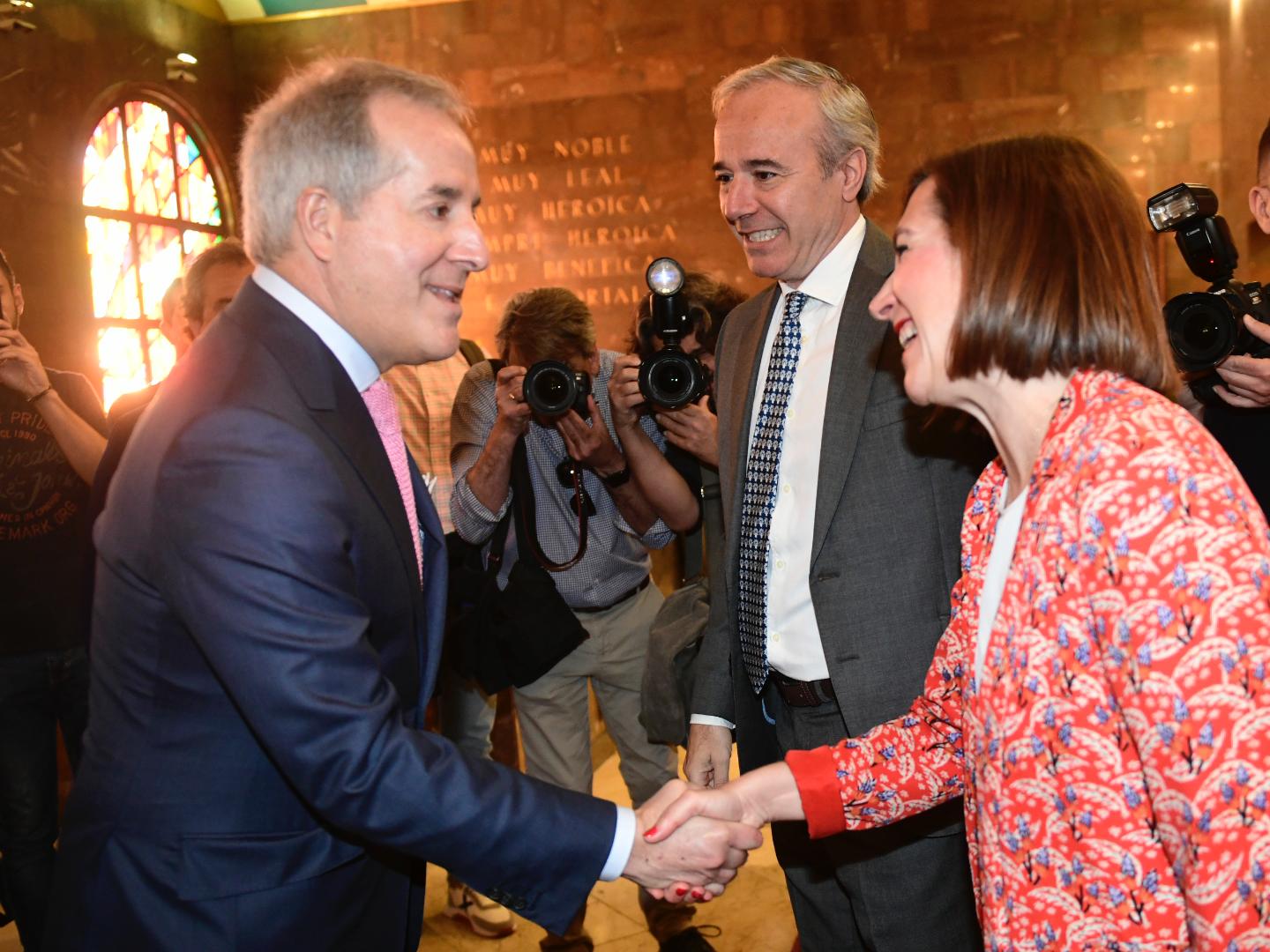 Jorge Mas en su visita al Ayuntamiento de Zaragoza, junto al alcalde, Jorge Azcón, y la vicealcaldesa, Sara Fernández