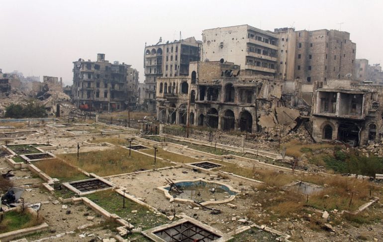 Vista general de los daños causados por los bombardeos en la mezquita de Umayyad al este de Alepo, Siria hoy 13 de diciembre de 2016