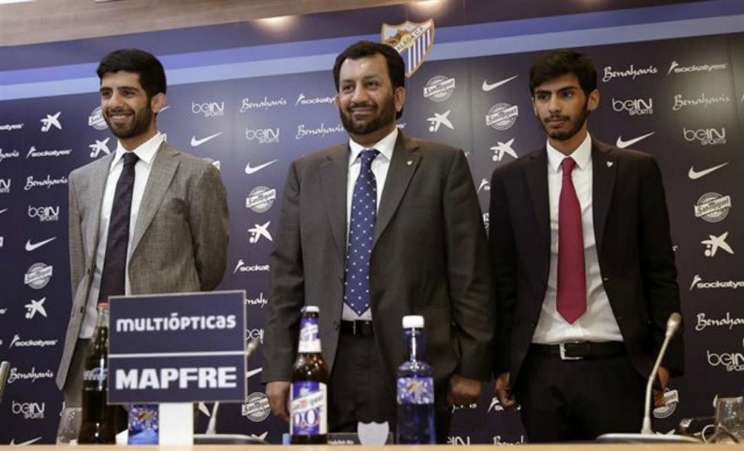 El presidente del Málaga, en medio, junto a sus hijos Nasser y Nayef Al-Thani