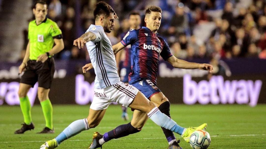 David Costas y Radoja pugnan por un balón durante el Levante-Celta de esta temporada. 