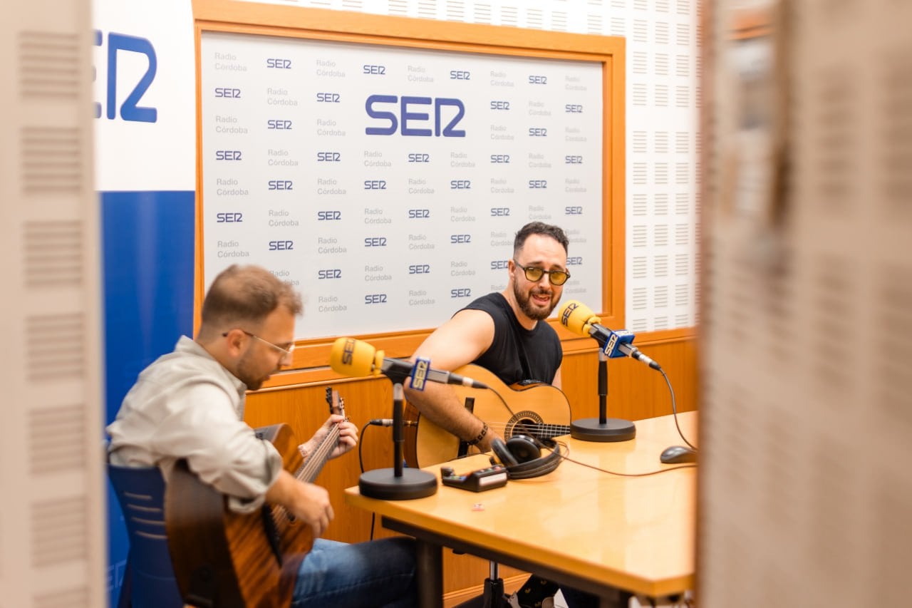 José Jurado y Kike Serrano actuando en Música Propia by Planneo