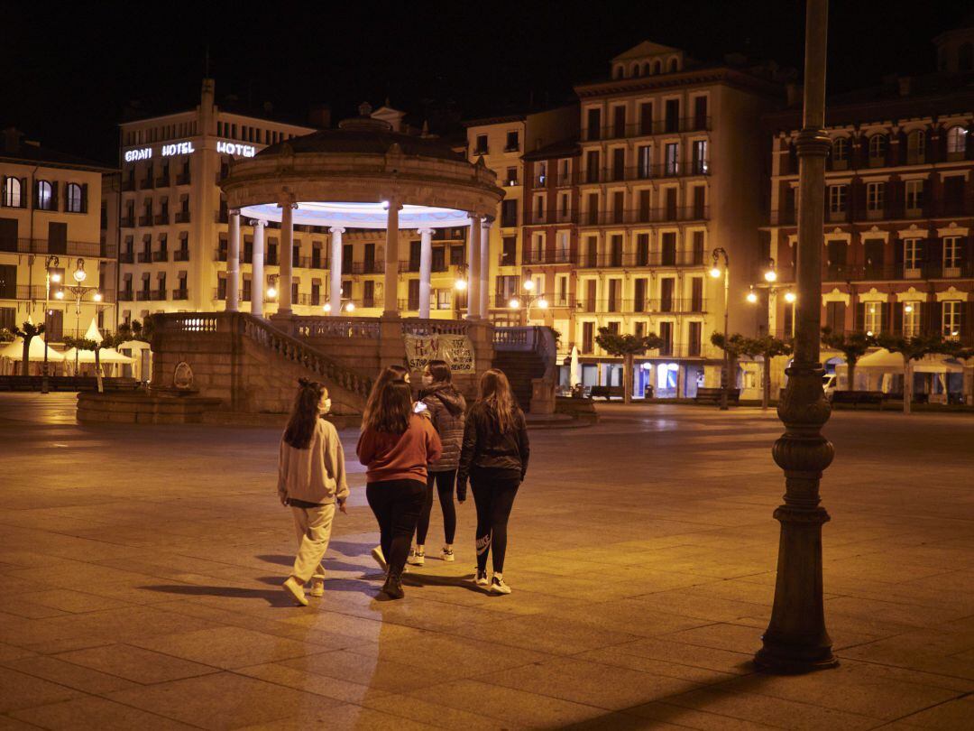 Unas jovenes paseando en la Plaza del Castillo