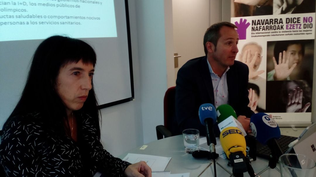 Mertxe Leranoz, directora gerente del INAI y Pablo Cebrián, director del Nastat, en su comparecencia ante los medios para presentar el Índice de Igualdad de Género. 