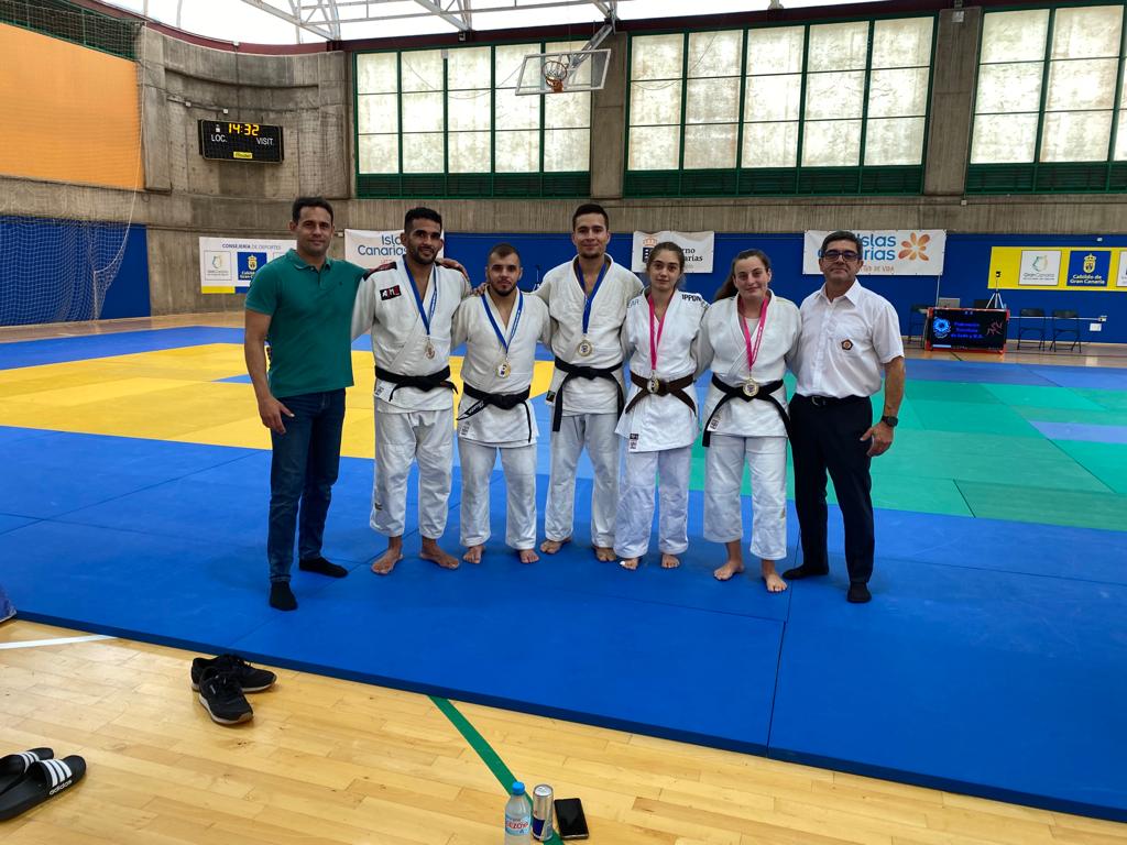 Los judokas lanzaroteños con sus medallas.