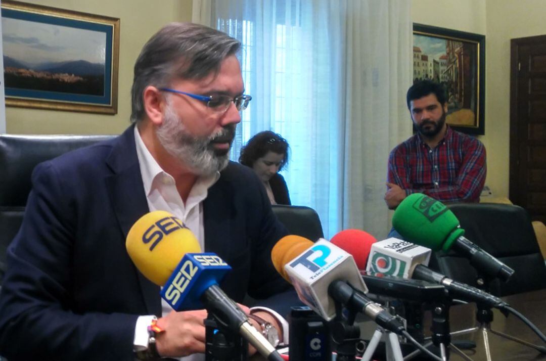 El alcalde de Plasencia, Fernando Pizarro, en una comparecencia de prensa