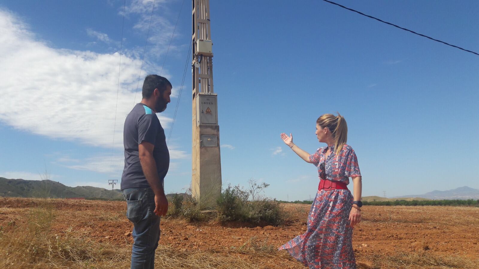 Rosa Medina, concejala del PP en Lorca en Aguaderas con un vecino