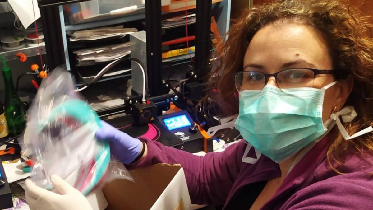 Fabrican pantallas de protección para sanitarios con impesoras 3D