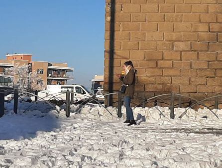 Laura Pérez desafiando al frío para contar a Ángels Barceló y los oyentes como amanece Toledo