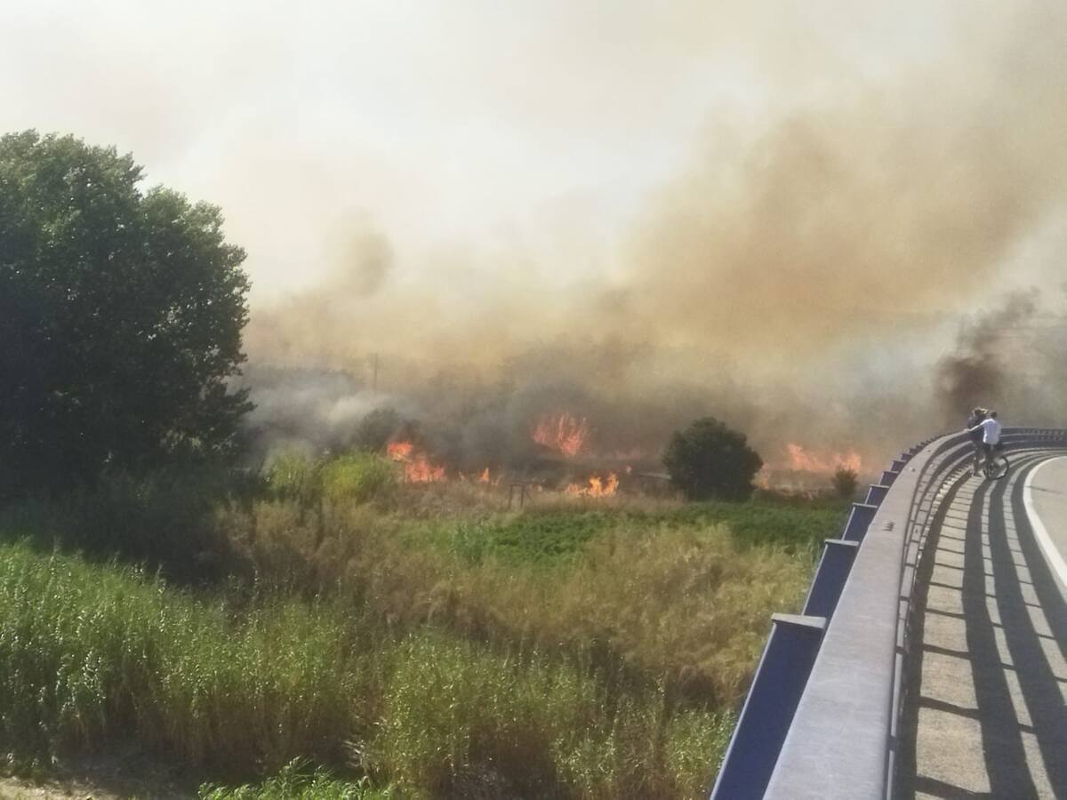 Los medios aéreos se retiran y la CV-620 se reabre tras el incendio de vegetación en Alfarrasí y Montaverner