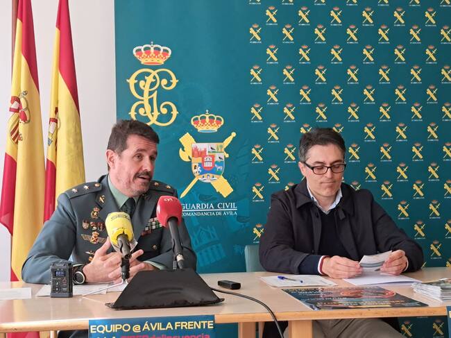 Gustavo Dorda, teniente coronel jefe de la Comandancia de la Guardia Civil de Ávila y Fernando Galeano, subdelegado del Gobierno