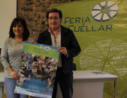 El alcalde de Cuéllar, Jesús García, y la concejal de Industria, Nuria Fernández, muestran el cartel anunciador de la Feria Comarcal de 2018