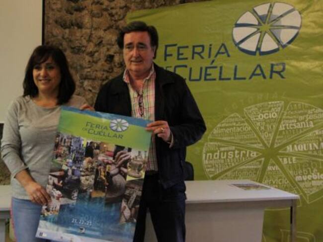 El alcalde de Cuéllar, Jesús García, y la concejal de Industria, Nuria Fernández, muestran el cartel anunciador de la Feria Comarcal de 2018