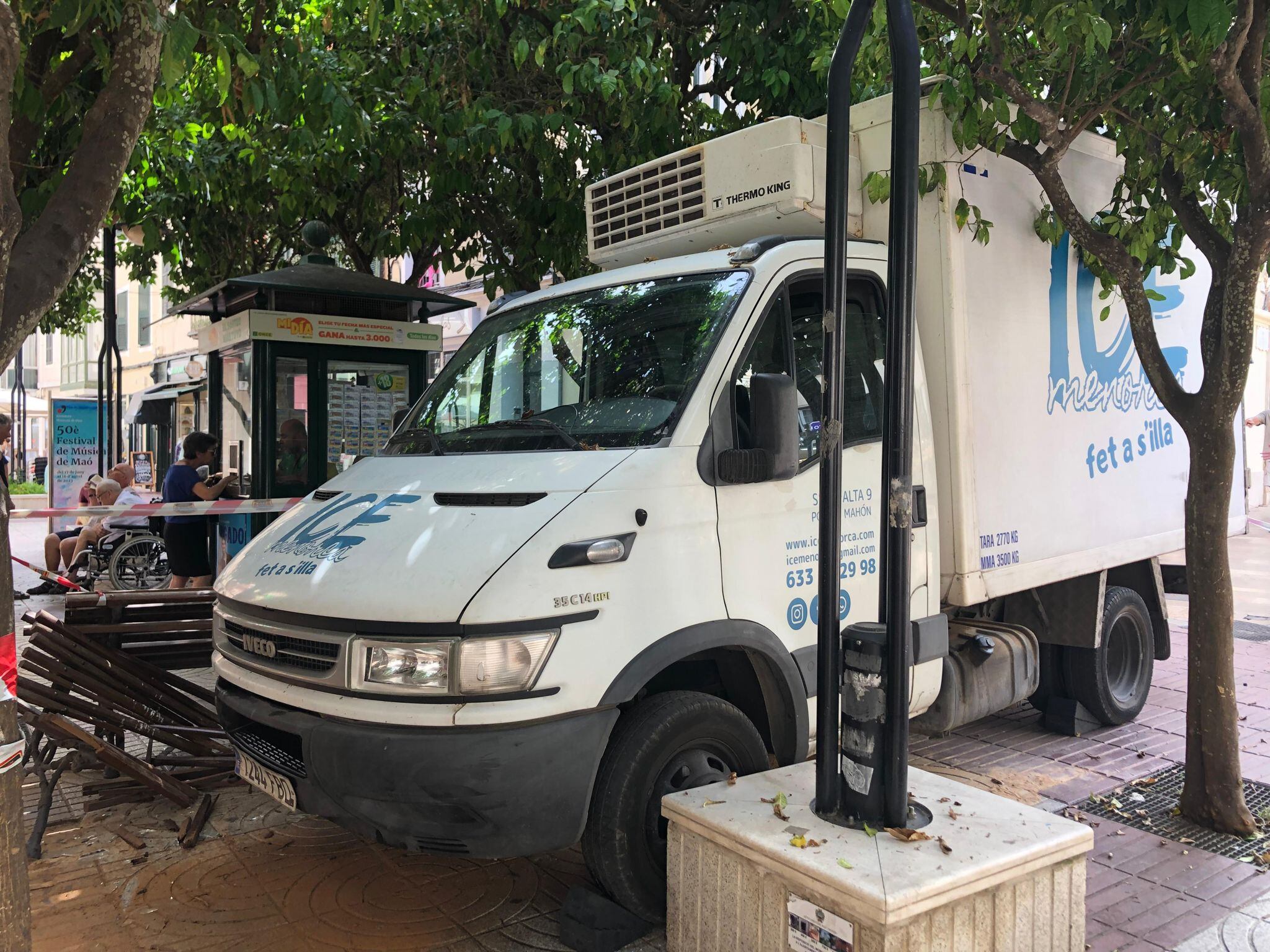 El camió s'ha aturat en xocar contra un banc a s'Arravaleta.