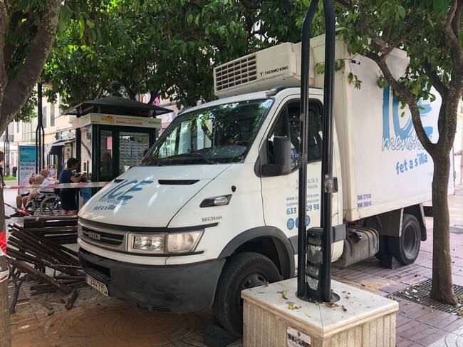 El camió s'ha aturat en xocar contra un banc a s'Arravaleta.