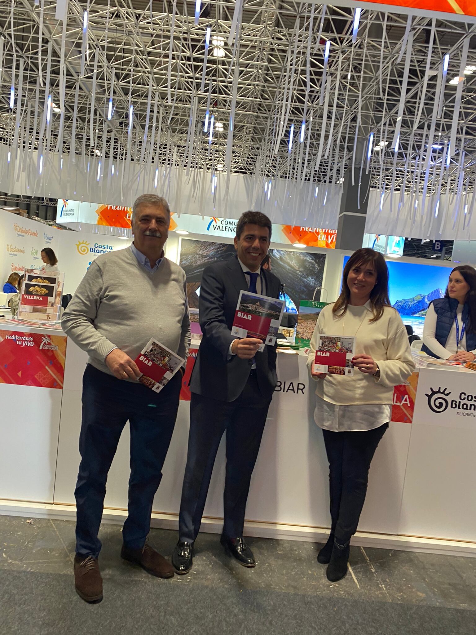 La Alcaldesa y el concejal de turismo de Biar con el Presidente de la Diputación de Alicante