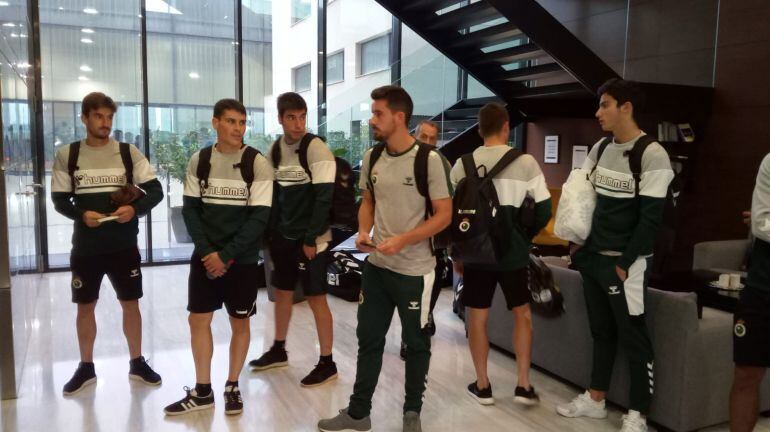 Rivero, Sergio Ruiz, Jon Ander, De Vicente, Rulo y Zárraga, esperando para acceder a sus habitaciones en el hotel de concentración.