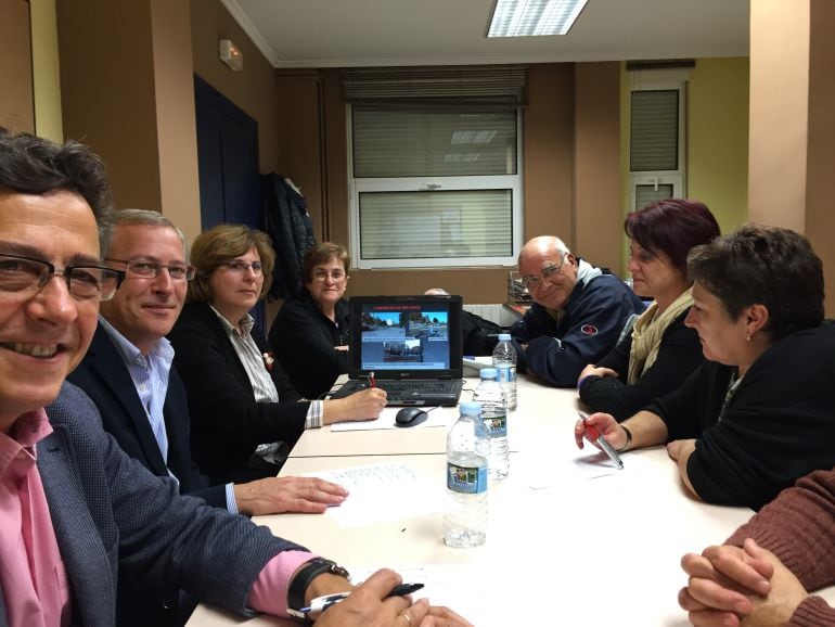 Reunión de los concejales de Barrios y Obras con la directiva de la Asociación de Vecinos del Barrio de San Antonio. 