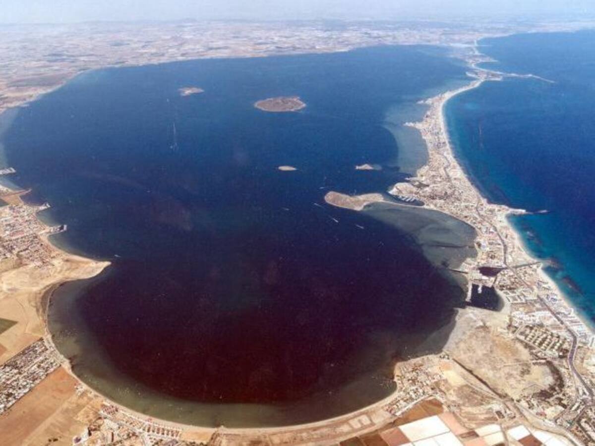 Medio Ambiente estudia los fondos del Mar Menor para conocer su papel a la hora de absorber o liberar nutrientes al agua