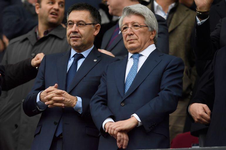 Josep María Bartomeu y Enrique Cerezo durante un partido Atlético - Barcelona.