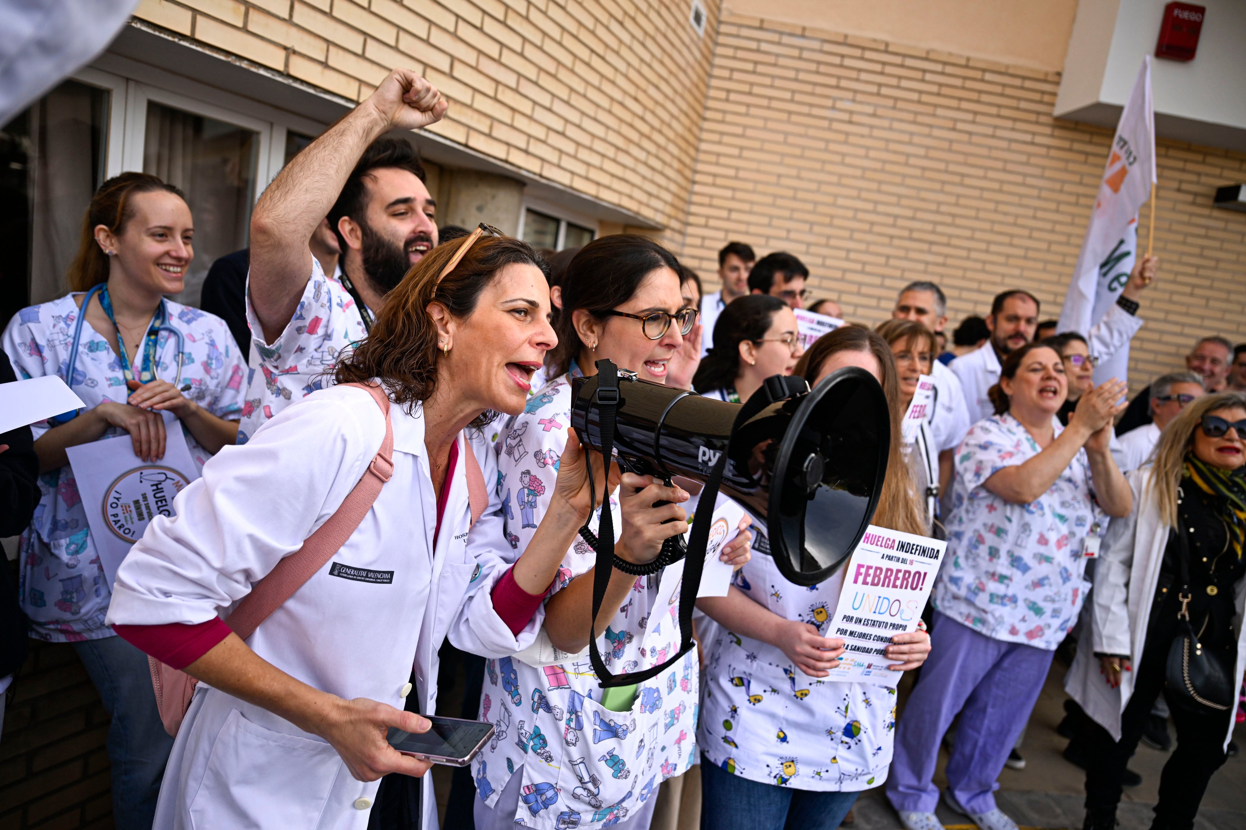 GRAFCVA2145. VALÈNCIA, 16/02/2026.- Los médicos de la Comunitat Valenciana están convocados por seis sindicatos a una nueva huelga de ámbito estatal contra la reforma del estatuto marco que regula las condiciones laborales del Sistema Nacional de Salud, un paro que comienza este lunes y se prolongará durante una semana al mes hasta junio. En la imagen médicos del hospital General de Castellón en huelga. EFE/Andreu Esteban