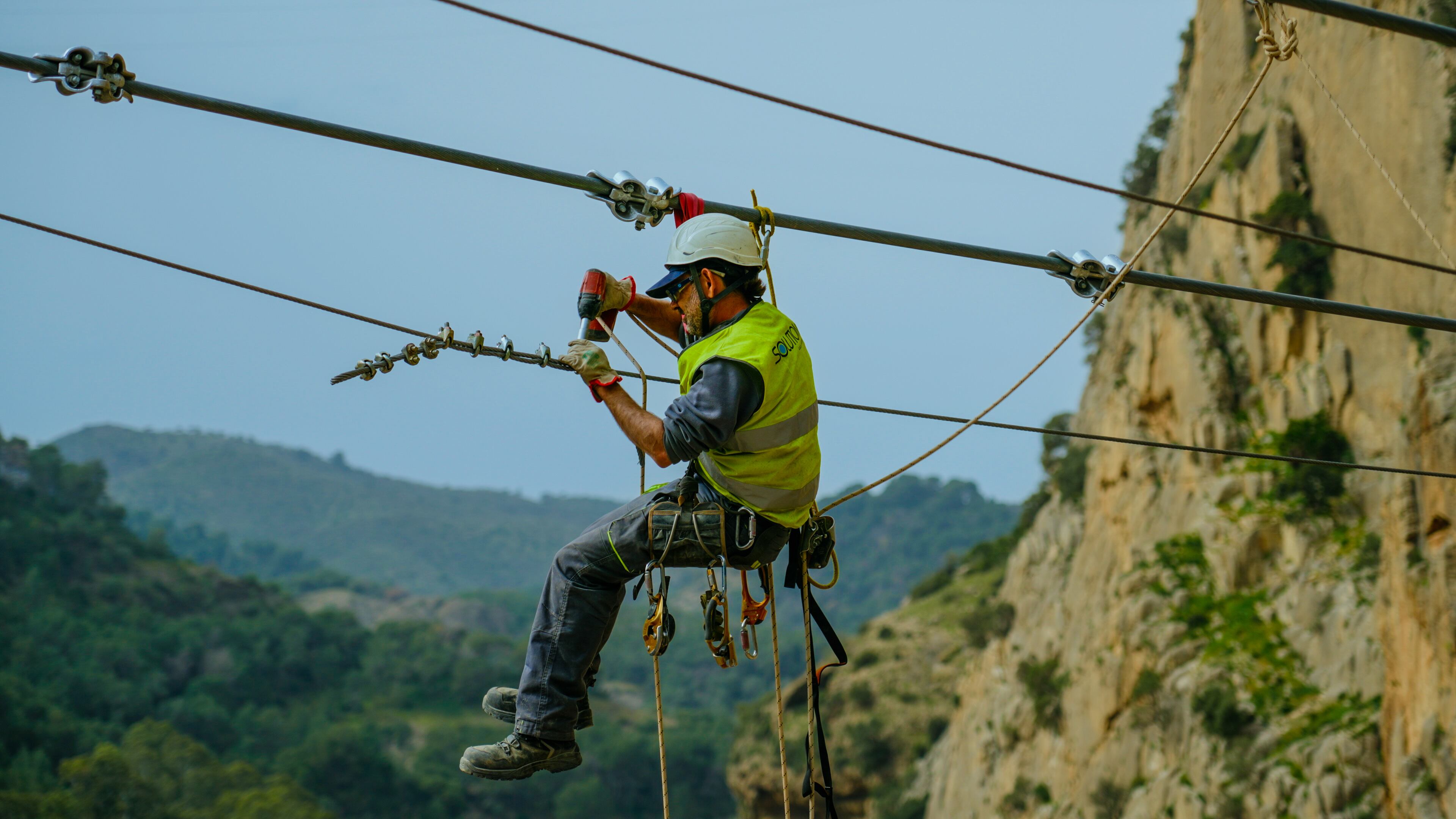 Construcción del nuevo puente sobre Caminito del Rey