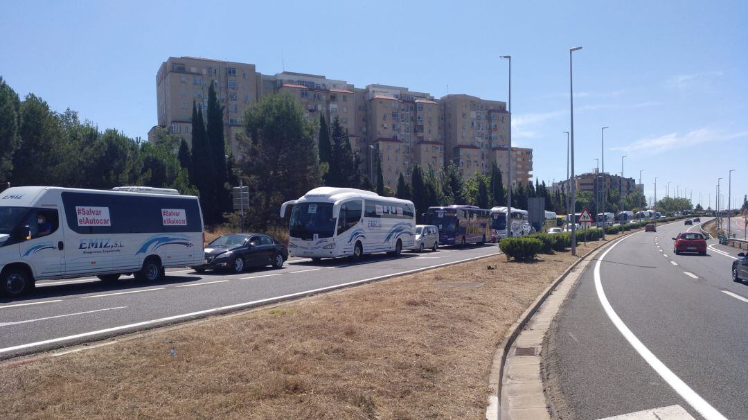 Autobuses protestando en la capital cacereña para pedir al Gobierno medidas que sostengan el sector