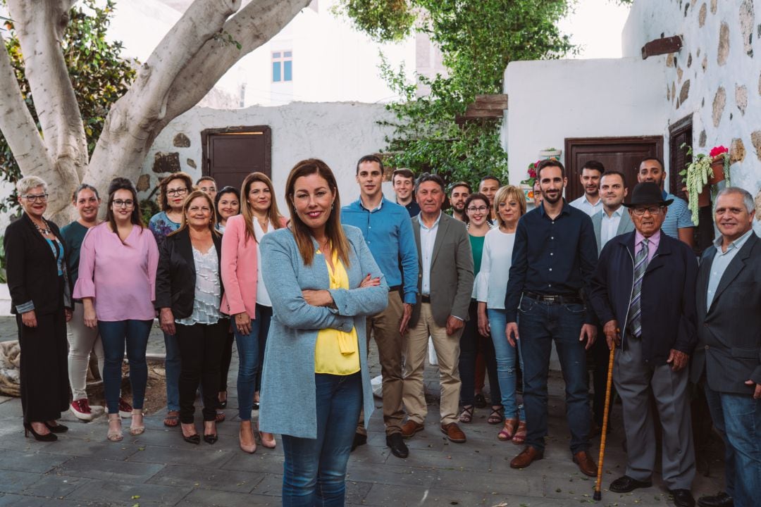 La presidenta del Partido Popular de Lanzarote, Ástrid Pérez, acompañada de varios cargos públicos y militantes del partido.