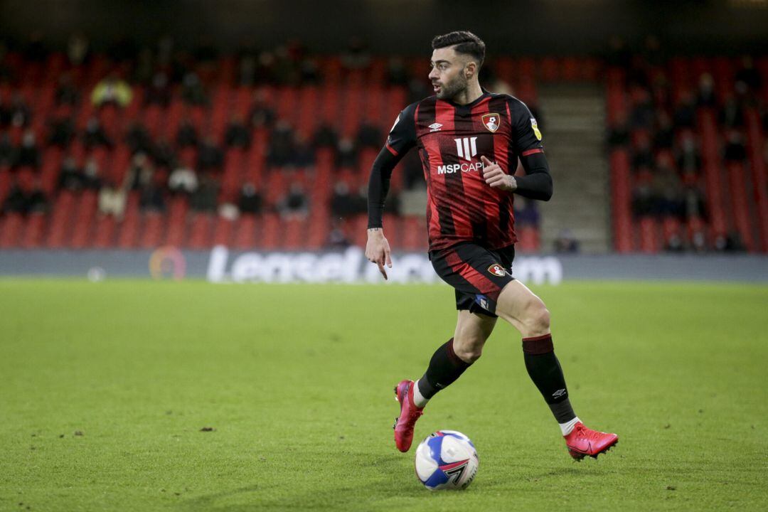 Diego Rico conduce un balón en un partido con el Bournemouth